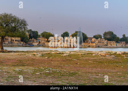 Gadisar See bei Sonnenuntergang. Man-made Wasserbehälter mit Tempeln in Jaisalmer. Rajasthan. Indien Stockfoto