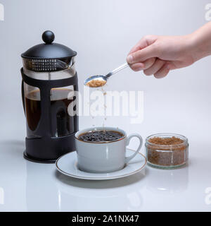 Tasse Kaffee mit Cafeteria und Zucker Stockfoto