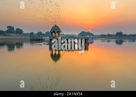 Gadisar See am Morgen bei Sonnenaufgang. Man-made Wasserbehälter mit Tempeln in Jaisalmer. Rajasthan. Indien Stockfoto