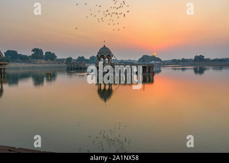 Gadisar See am Morgen bei Sonnenaufgang. Man-made Wasserbehälter mit Tempeln in Jaisalmer. Rajasthan. Indien Stockfoto