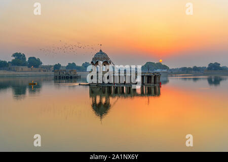 Gadisar See am Morgen bei Sonnenaufgang. Man-made Wasserbehälter mit Tempeln in Jaisalmer. Rajasthan. Indien Stockfoto