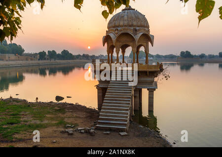 Gadisar See am Morgen bei Sonnenaufgang. Man-made Wasserbehälter mit Tempeln in Jaisalmer. Rajasthan. Indien Stockfoto