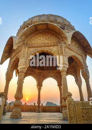 Gadisar See am Morgen bei Sonnenaufgang. Man-made Wasserbehälter mit Tempeln in Jaisalmer. Rajasthan. Indien Stockfoto