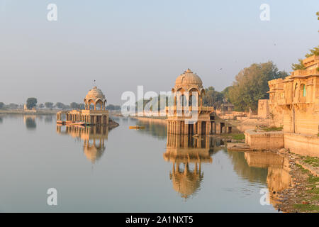 Gadisar See am Morgen. Man-made Wasserbehälter mit Tempeln in Jaisalmer. Rajasthan. Indien Stockfoto