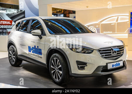 FRANKFURT, Deutschland - September 2019: white MAZDA CX-5 KE U-Shin elektrische SUV, Iaa Auto Ausstellung. Stockfoto