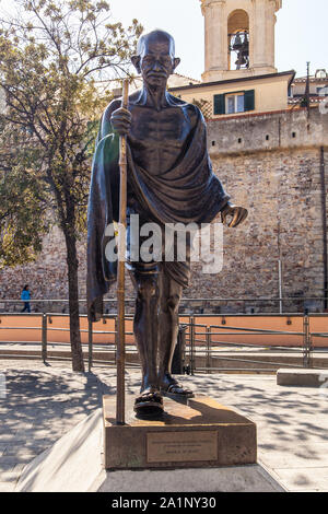 Genua, Italien, 26. SEPTEMBER 2019: Bronzestatue von Mahatma Gandhi in der Porto Antico Bezirk von Genua Stockfoto