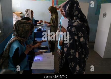 Kabul, Afghanistan. 28 Sep, 2019. Warten Sie, bis die Wähler ihre Stimmzettel in einem Zentrum in Kabul, die Hauptstadt Afghanistans, Sept. 28, 2019. Afghanistan statt Präsidentschaftswahlen am Samstag. Credit: Sayed Mominzadah/Xinhua/Alamy leben Nachrichten Stockfoto