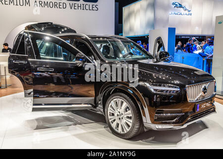 FRANKFURT, Deutschland - September 2019: Schwarz gepanzerten VOLVO XC90 SUV, Iaa Auto Ausstellung. Stockfoto