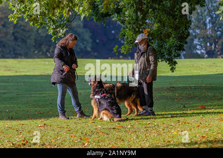 Northampton, Großbritannien. 28. September 2019. Wetter. Herbstliche Sonne heute morgen für den Hund Wanderer in Abington Park, die meisten tragen extra Kleidung wegen der kühleren Luft am Morgen. Credit: Keith J Smith./Alamy leben Nachrichten Stockfoto