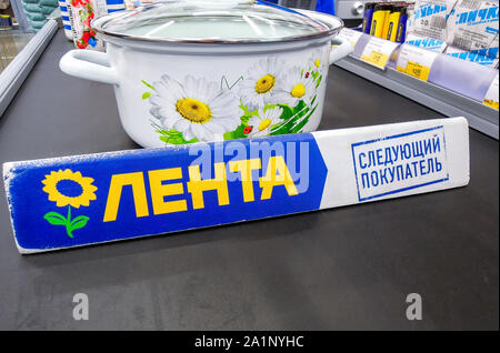 Samara, Russland - September 26, 2019: Ware Separator auf dem Förderband im SB-Lenta. Text in Russisch: Lenta, nächsten Käufer Stockfoto