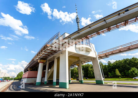 Moskau, Russland - Juli 8, 2019: Teletsentr Station des Moskauer monorail Straße mit Blick auf Fernsehturm Ostankino auf dem Hintergrund Stockfoto