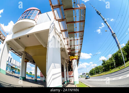 Moskau, Russland - Juli 8, 2019: Teletsentr Station des Moskauer monorail Straße mit Blick auf Fernsehturm Ostankino auf dem Hintergrund Stockfoto