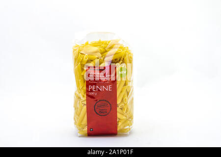 Alberton, Südafrika - ein Paket von Woolworths Essen Nudeln auf einen klaren Hintergrund Bild mit Kopie Raum im Querformat isoliert Stockfoto