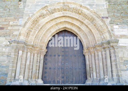 Tür der Vergebung des James die große Kirche (geöffnet im Jacobean Jahre für Pilger, die nicht erreichen St. Jakobus in Santiago de Compostella) in Villafr entfernt Stockfoto