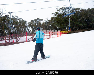 Menschen Ski auf Schnee im Mount Stiling Wald, Samstag, 21. September 2019, Australien. Stockfoto