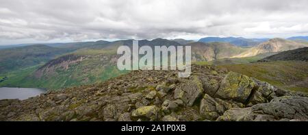 Anzeigen der Wasdale Fells von Scafell Stockfoto