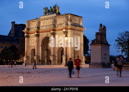 Der Arc de Triomphe du Carrousel an unten, ist ein Triumphbogen in Paris, auf der Place du Carrousel entfernt Stockfoto