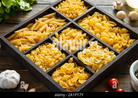 Verschiedene Arten von rohen Pasta. Italienisches Essen. Gesundes essen Hintergrund Konzept. Stockfoto