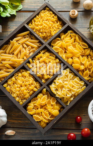 Verschiedene Arten von rohen Pasta. Italienisches Essen. Gesundes essen Hintergrund Konzept. Stockfoto