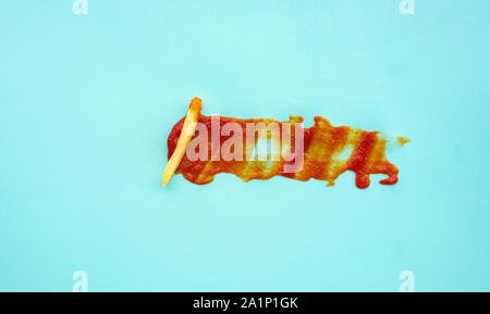 Blick von oben auf die Pommes mit Tomatensauce (Ketchup) auf Blau pastell Hintergrund. Fast Food und gesunde Ernährung Konzepte Ideen Stockfoto