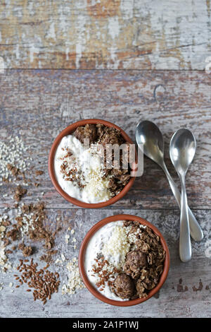 Gesundes Frühstück mit weißen Joghurt, Chia, Samen und Schokolade Müsli. Fitness Frühstück. Vegetarisches Essen. Keto Diät. Selektive konzentrieren. Makro. Stockfoto