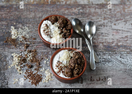 Gesundes Frühstück mit weißen Joghurt, Chia, Samen und Schokolade Müsli. Fitness Frühstück. Vegetarisches Essen. Keto Diät. Selektive konzentrieren. Makro. Stockfoto