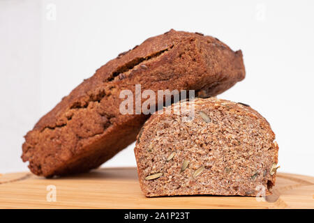 Zwei Brote Roggen Brot auf weißem Hintergrund Stockfoto