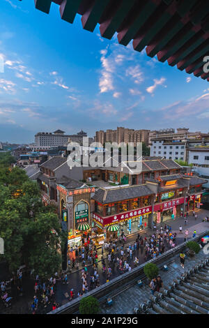 Xian, China - Juli 2019: Menschenmassen zu Fuß zu Geschäften in den belebten Straßen von das Muslimische Viertel am Abend als aus der Sicht in Rum T gesehen Stockfoto