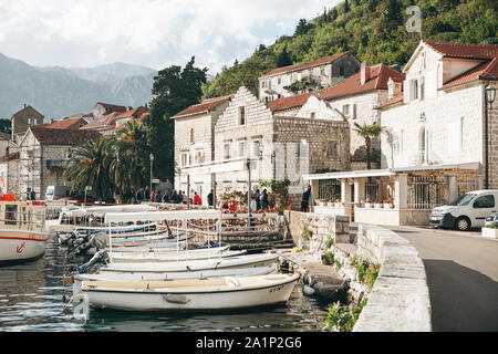 Montenegro, Perast, Mai 05, 2019: Schöne Aussicht auf die alte Küstenstadt Perast in Montenegro mit schönen Architektur, das Meer und die Boote auf dem Hintergrund der Berge. Stockfoto