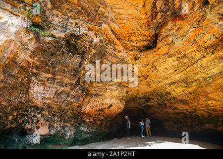 Sigulda, Lettland - 12. August 2019: Gutman Höhle bei Gauja Nationalpark Stockfoto