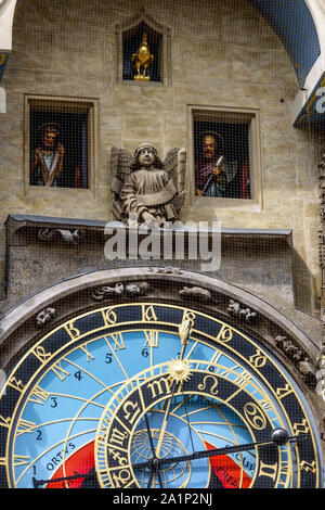Astronomische Uhr Prag Prager Apostel aus dem 15. Jahrhundert auf dem Altstädter Rathausturm Prager Uhr und Figuren, die sich in Fenstern bewegen Stockfoto
