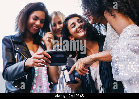 Nahaufnahme von Frau hand mit Instant Fotos Stockfoto