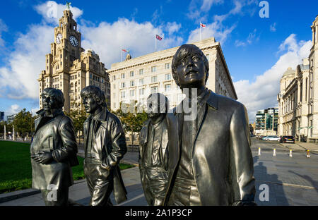 Statue der Beatles bei einem Spaziergang durch Andrew Edwards am Pier Head in Liverpool Stockfoto