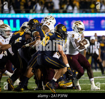 Oklahoma Memorial Stadium. 27 Sep, 2019. Usa Arizona State zurück laufen Eno Benjamin (3) kämpft für einen Touchdown während der NCAA Football Spiel zwischen Arizona State Sun Devils und die California Golden Bears 24-17 an der California Memorial Stadium. Thurman James/CSM/Alamy leben Nachrichten Stockfoto