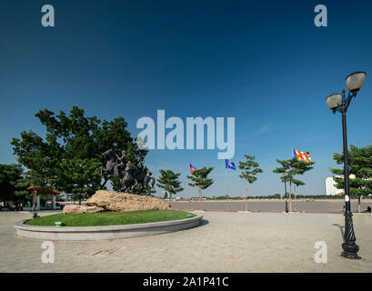 Sisowath Quay öffentlichen Riverside Park im Zentrum von Phnom Penh Kambodscha mit Denkmal für König sisowath Stockfoto