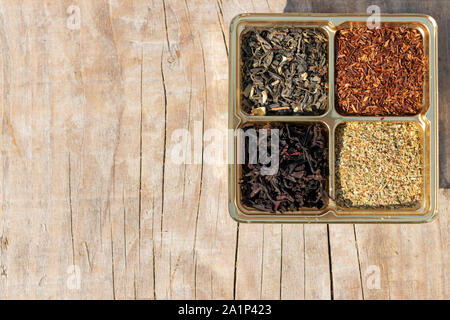 Sortierte vier Arten von trockenen Tee: Grüner, Black Leaf, Rooibos superior, Kräuter auf einer hölzernen Hintergrund gemischt Stockfoto