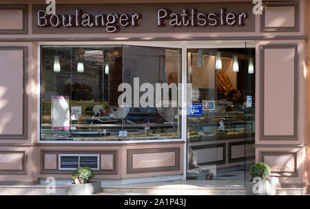 Boulanger Patisserie, traditionelle französische Bäckerei Verkauf von Brot und Kuchen Stockfoto