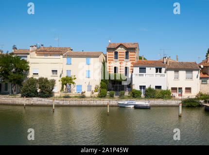 Aigues-mortes, Camargue, Frankreich - Häuser am Ufer des Canal du Rhone a Sete. Stockfoto