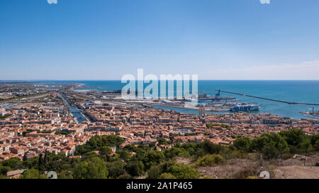 Vue Panoramique St Clair, Sete, Frankreich - der Aussichtspunkt über Sete bietet eine spektakuläre Aussicht auf die Südküste von Frankreich Sete Hafen und Docks Stockfoto