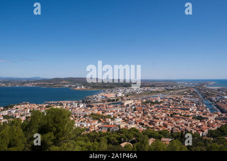 Vue Panoramique St Clair, Sete, Frankreich - der Aussichtspunkt über Sete bietet eine spektakuläre Aussicht auf die Südküste von Frankreich Sete Hafen und Docks Stockfoto