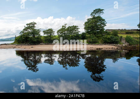 Spaziergang am Flussufer im Swan Park in Buncrana Stadt Co Donegal, Irland. Stockfoto