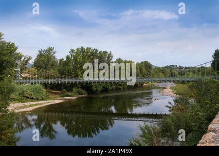 Schönen Languedoc Hinterland, Bügeleisen Hängebrücke über den Fluss Orb Murviel-lès-Béziers Stockfoto