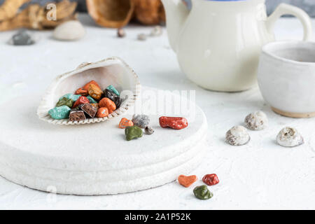 Lust auf Süßigkeiten. Pralinen in Form von Meer Kiesel. Ein Leckerbissen für Tee. Stockfoto