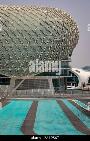 Der Yas Marina Circuit, Schauplatz für die Abu Dhabi Grand Prix, und das Yas Hotel. Vereinigte Arabische Emirate. Stockfoto