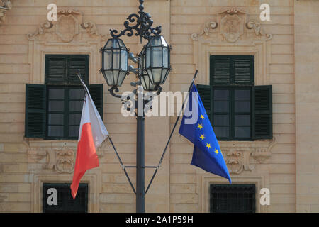 Malta Nationalflagge Europa union flag hängen vor der alten historischen Gebäude in Valletta Malta Stockfoto