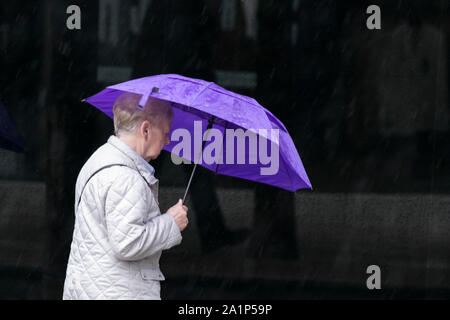 Preston, Lancashire, UK. 28. September 2019. Absolut grausamen Bedingungen wie sintflutartige Regenfälle auf den Käufer trotzen die Straßen der Stadt von Preston in Lancashire gießt. Alle Mäntel und Sonnenschirme am bereit, wie die ungeklärte herbstliche Wetter Streiks zu einem Momente bemerken in der nordwestlichen Region von England. Credit: cernan Elias/Alamy leben Nachrichten Stockfoto