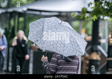 Preston, Lancashire, UK. 28. September 2019. Absolut grausamen Bedingungen wie sintflutartige Regenfälle auf den Käufer trotzen die Straßen der Stadt von Preston in Lancashire gießt. Alle Mäntel und Sonnenschirme am bereit, wie die ungeklärte herbstliche Wetter Streiks zu einem Momente bemerken in der nordwestlichen Region von England. Credit: cernan Elias/Alamy leben Nachrichten Stockfoto