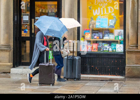 Preston, UK Wetter. 28. September, 2019. Blustry Start in den Tag mit schweren Duschen im Zentrum der Stadt, wie Käufer und Pendler für den Einzelhandel der Lancashire Stadt Kopf. Kredit; MediaWorldImages/Alamy leben Nachrichten Stockfoto