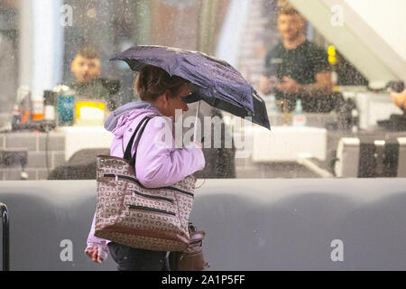 Preston, UK Wetter. 28. September, 2019. Blustry Start in den Tag mit schweren Duschen im Zentrum der Stadt, wie Käufer und Pendler für den Einzelhandel der Lancashire Stadt Kopf. Kredit; MediaWorldImages/Alamy leben Nachrichten Stockfoto