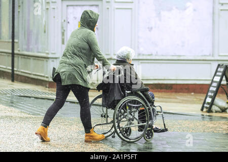 Preston, UK Wetter. 28. September, 2019. Blustry Start in den Tag mit schweren Duschen im Zentrum der Stadt, wie Käufer und Pendler für den Einzelhandel der Lancashire Stadt Kopf. Kredit; MediaWorldImages/Alamy leben Nachrichten Stockfoto